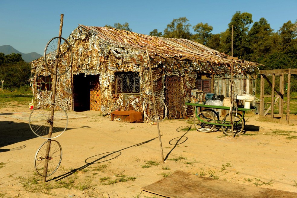 Casa no lixão em Avenida Brasil, 2012. — Foto: João Cotta/Globo.